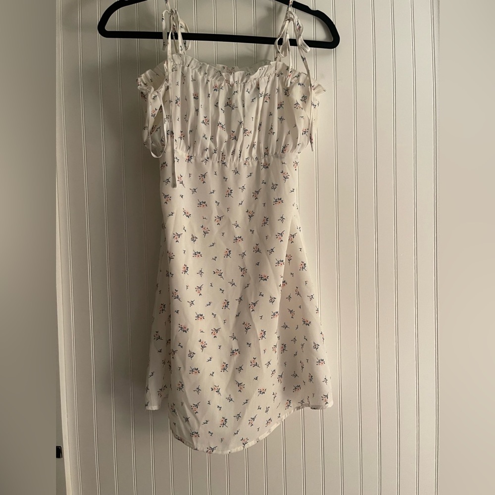 Lulu’s white floral print shoulder tie dress - Picture 2 of 9